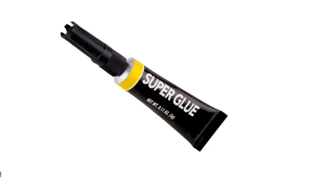 De ce superglue nu se lipește în interiorul tubului?