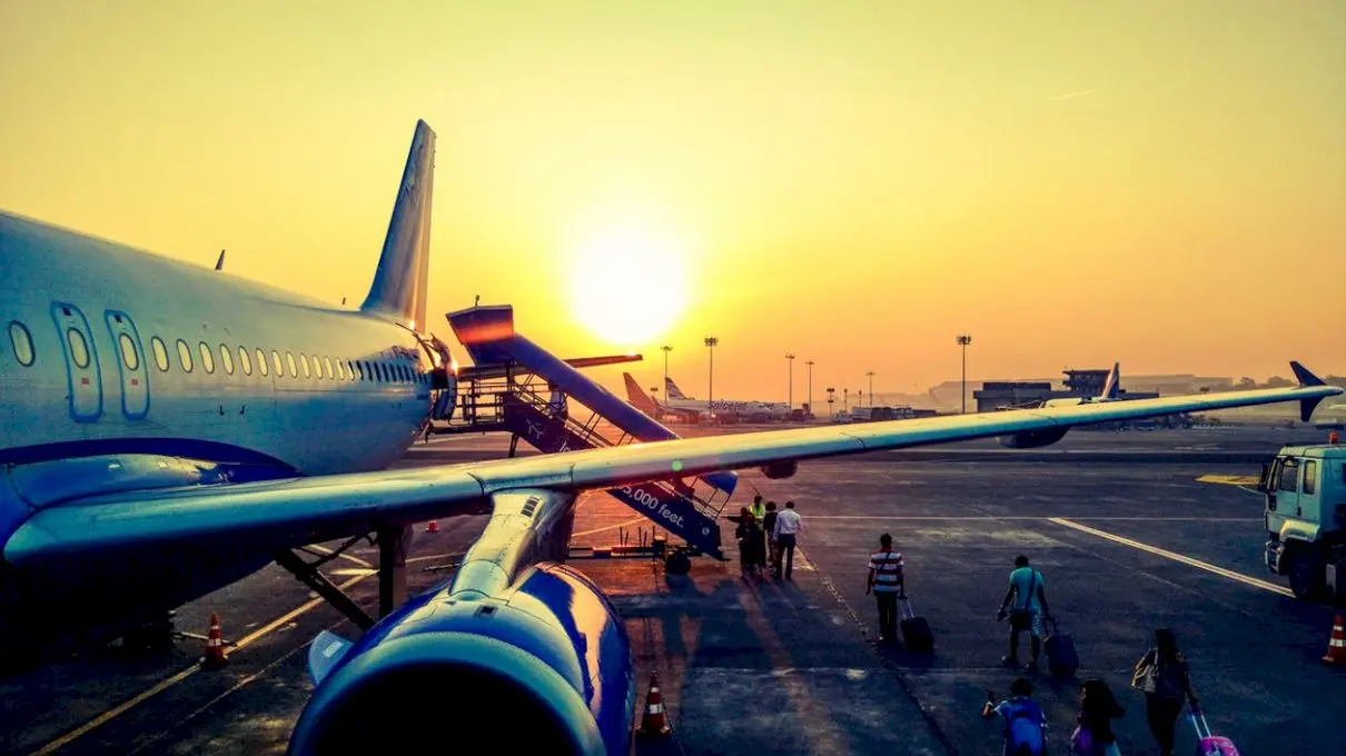 Poți să iei în aeroport toate hainele pe tine și să nu mai plătești taxa de bagaj?