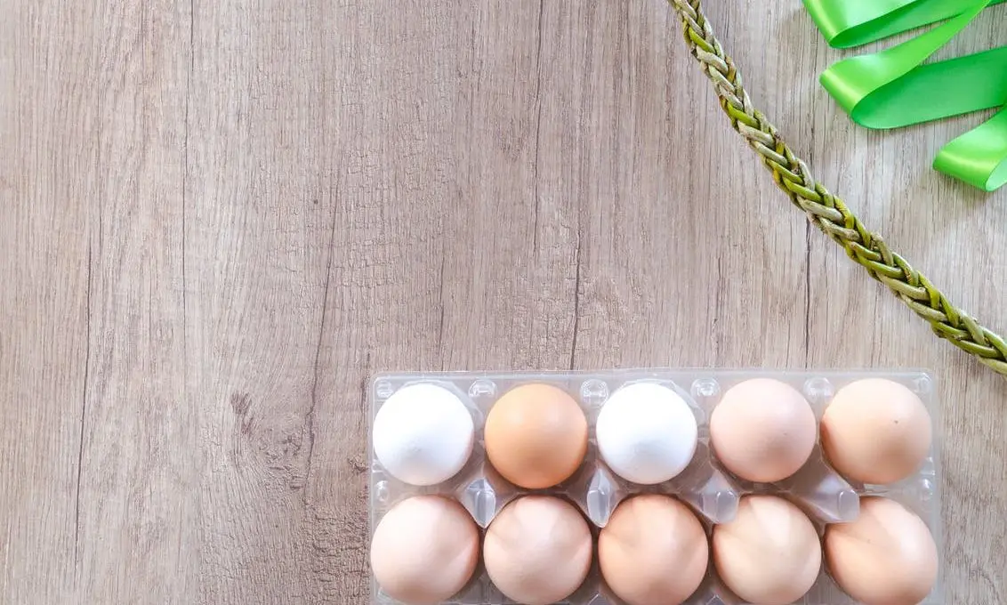 Care este diferența dintre ouăle cu coaja albă și cele cu coajă maro?