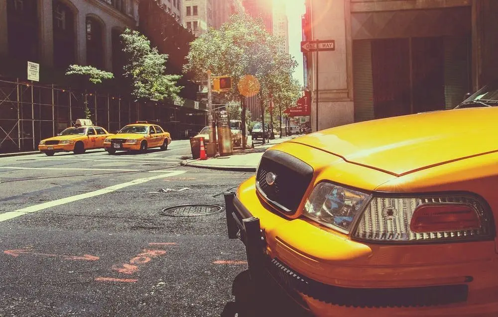 De ce avem taxiuri galbene? De unde vine denumirea de „taxi”?