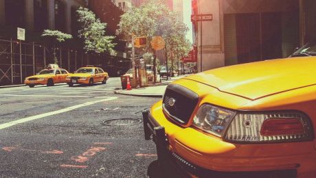 De ce avem taxiuri galbene? De unde vine denumirea de „taxi”?