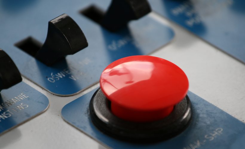 Există un buton roșu care poate declanșa un război nuclear?