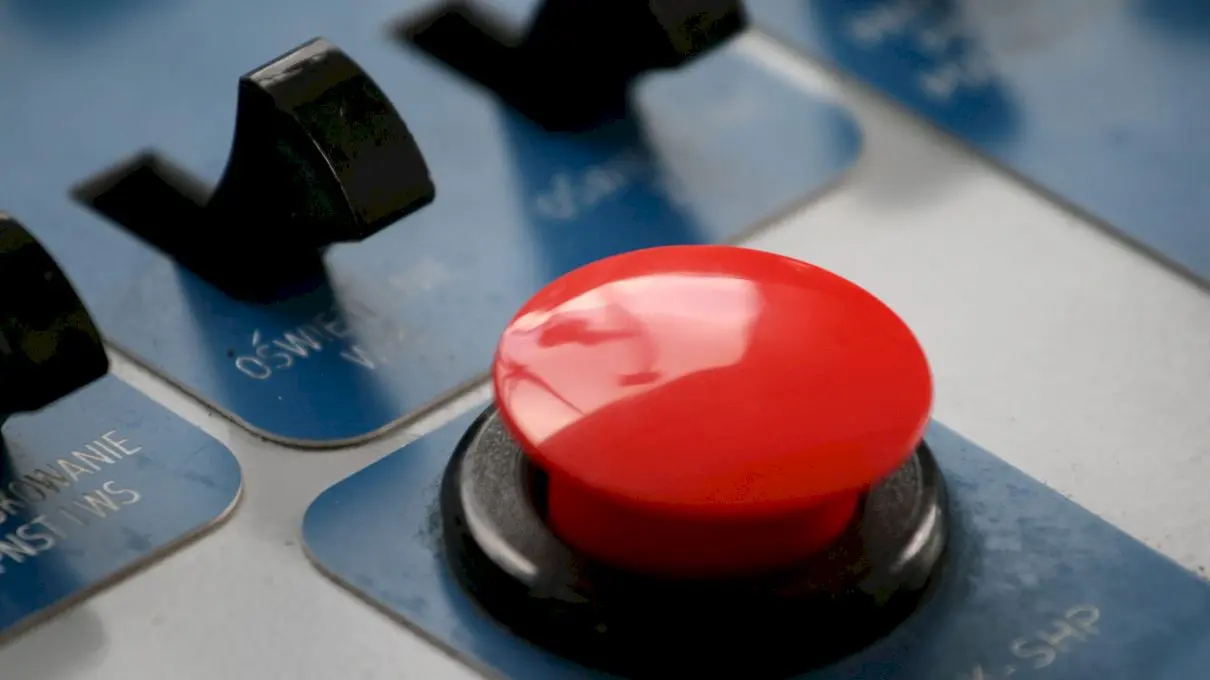 Există un buton roșu care poate declanșa un război nuclear?