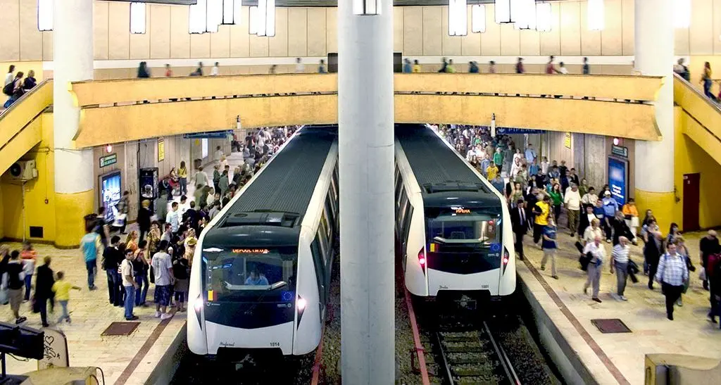 Câți oameni încap într-un metrou din București? Câți oameni transportă metroul pe zi?