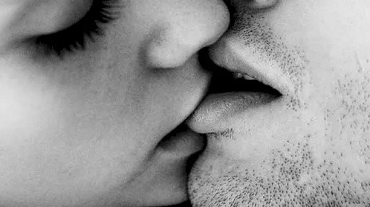 Cine a inventat sărutul franțuzesc? Să fie francezii?
