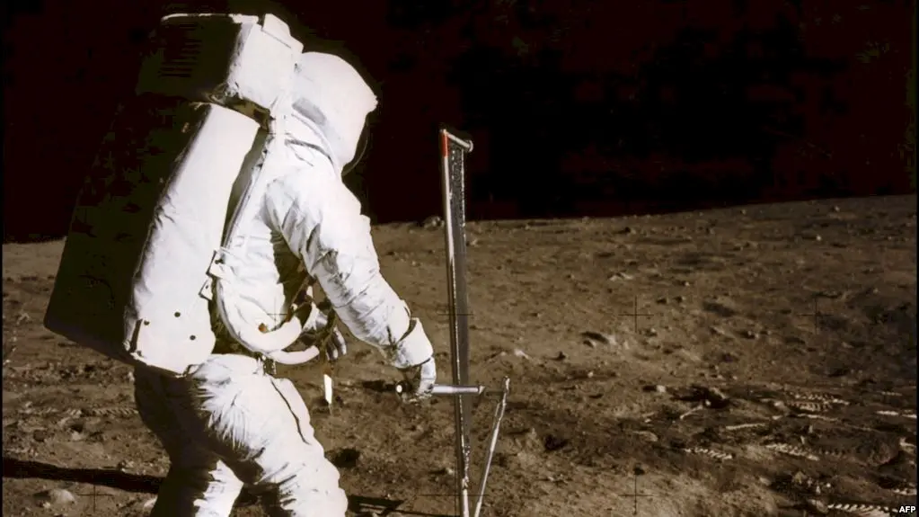 De ce urma pasului lui Neil Armstrong de pe Lună este diferită de cizma sa?