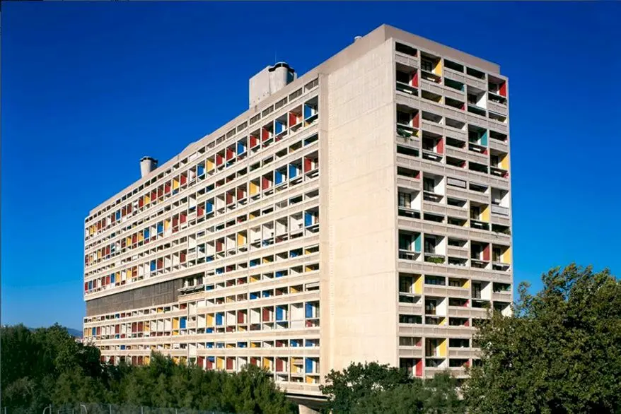 Unde a fost construit primul BLOC din lume și cum arată azi? Care a fost primul bloc din București?