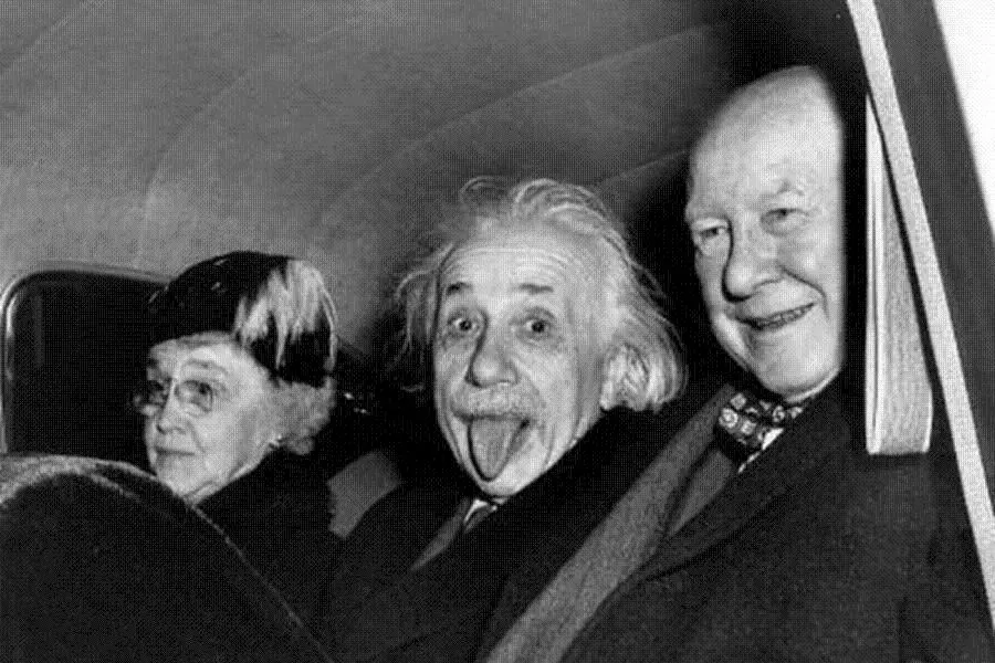 De ce a scos Einstein limba în celebra poză cu marele fizician?