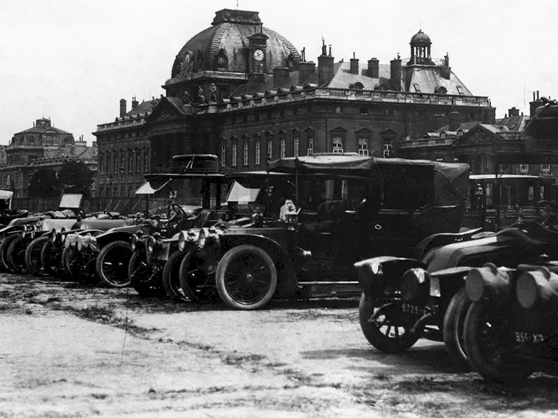 E adevărat că în Primul Război Mondial soldații francezi mergeau pe câmpul de luptă cu taxi?