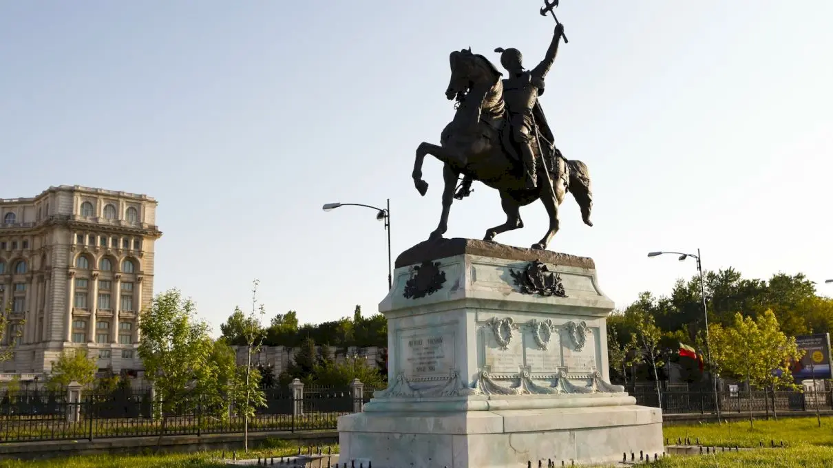 Ce simbolizează o statuie în care eroul stă pe un cal care are un picior în aer?