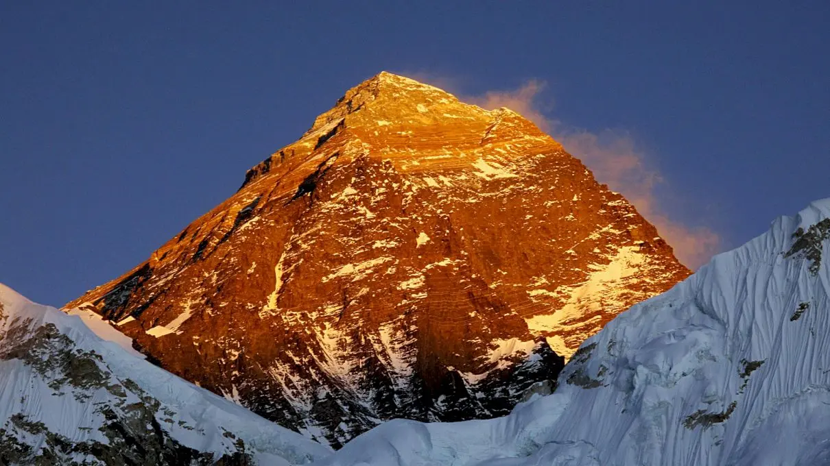 Cine a fost primul român care a urcat pe Everest?