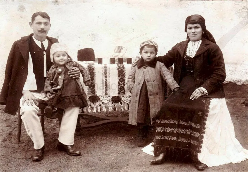 Cum veneau pe lume copiii țăranilor români în jurul anului 1900?