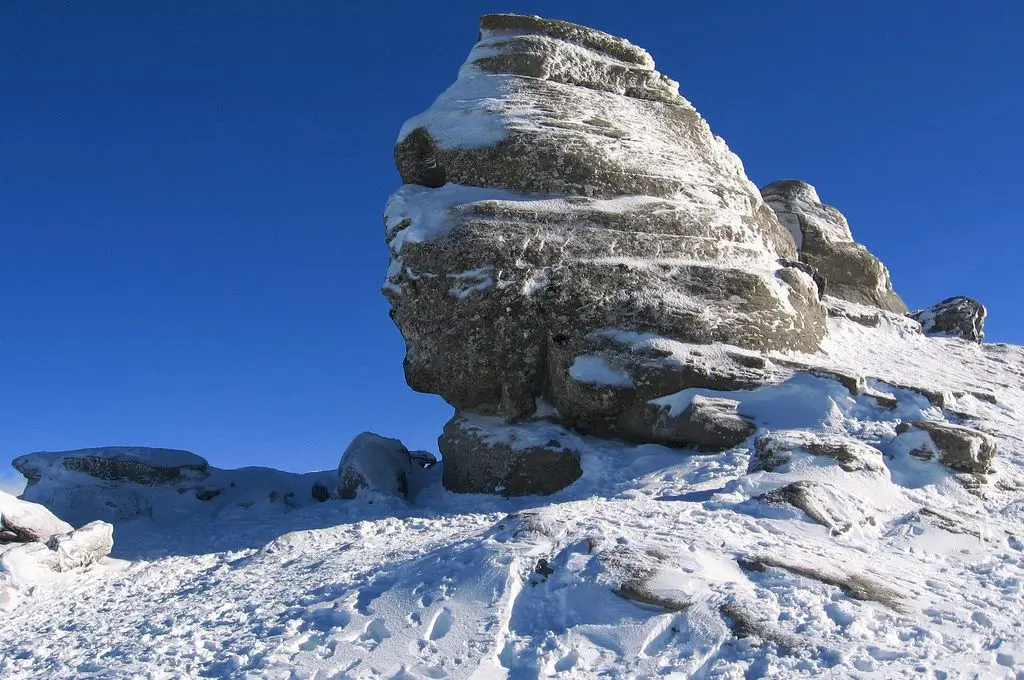 Sfinxul din Munţii Bucegi a fost realizat de oameni sau de natură?