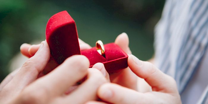 De ce dăruim verighete la nuntă? De ce se poartă pe degetul inelar?