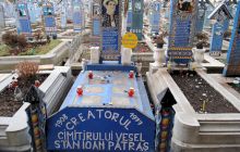 Ce scrie pe crucea omului care a fondat Cimitirul Vesel de la Săpânța?