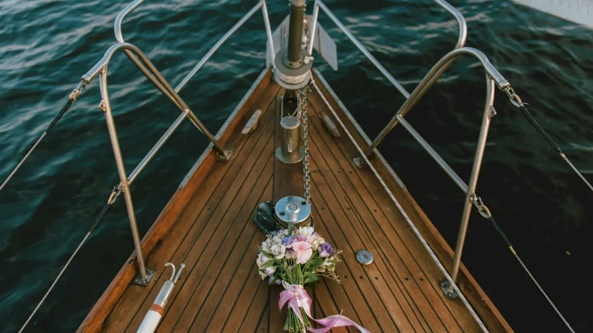 E adevărat că te poți căsători pe mare? Poate un căpitan de vas să oficieze o cununie?