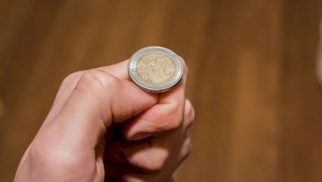 Ce șanse sunt ca o monedă să cadă pe cant? De unde vine obiceiul aruncării monedei?