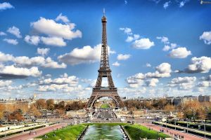 E adevărat că pe fiecare piesă a Turnului Eiffel scrie „Made in Reșița, România”?