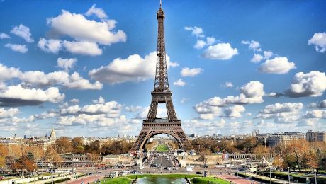 E adevărat că pe fiecare piesă a Turnului Eiffel scrie „Made in Reșița, România”?