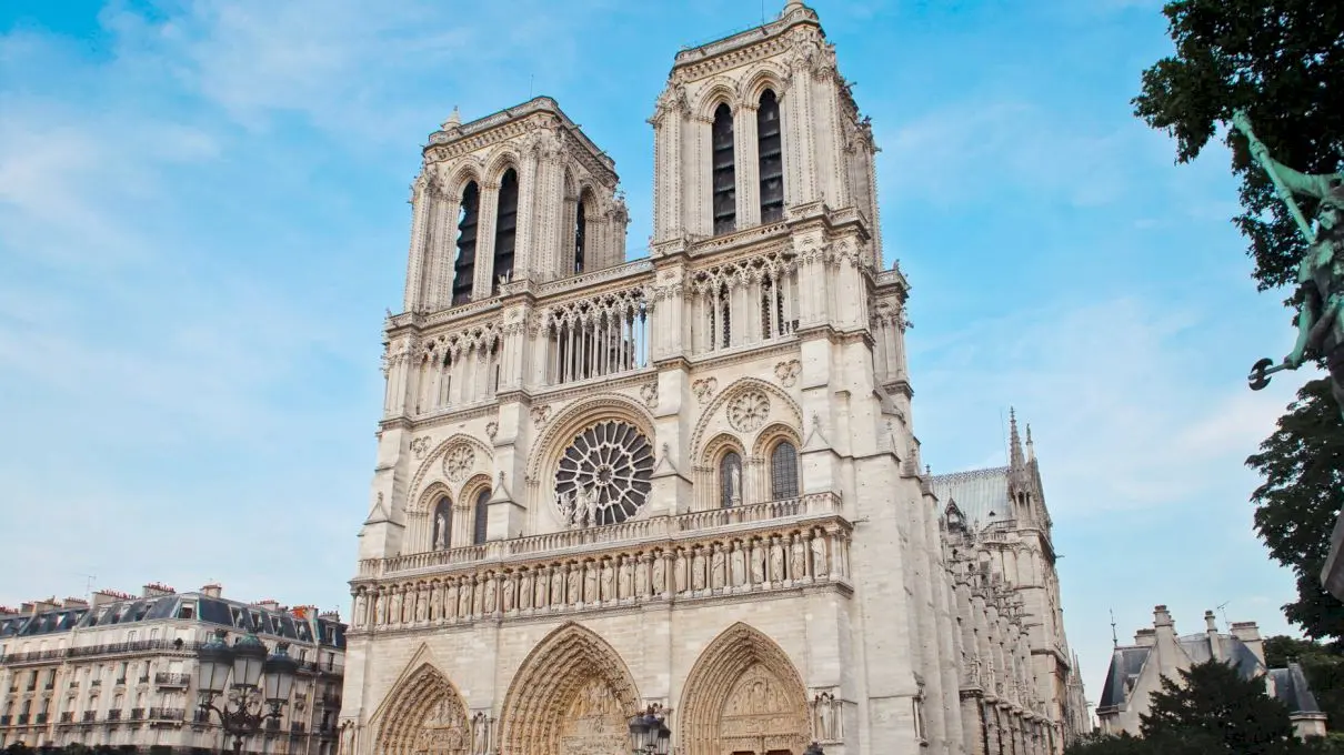 E adevărat că turnurile „gemene” ce aparțin catedralei Notre Dame din Paris nu sunt chiar „gemene”?