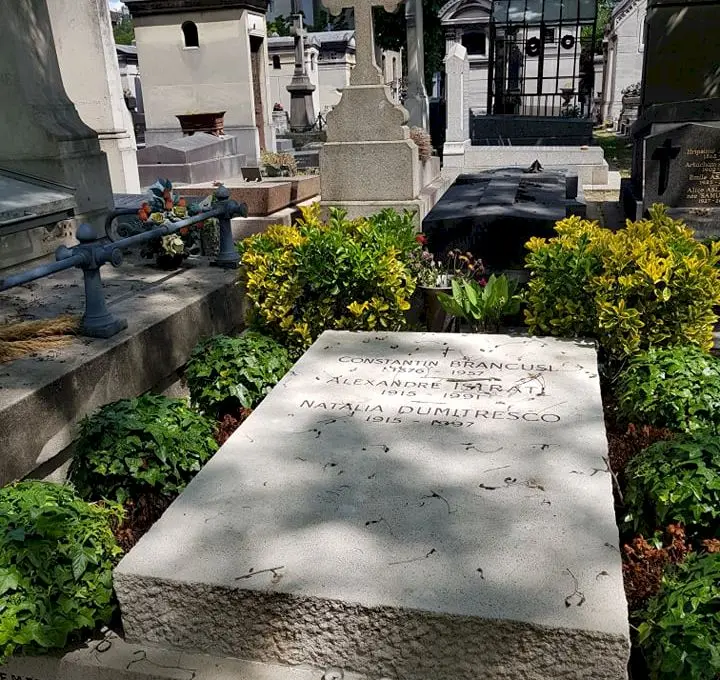 Cine sunt persoanele alături de care este înmormântat Constantin Brâncuși?