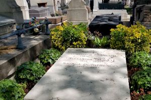 Cine sunt persoanele alături de care este înmormântat Constantin Brâncuși?
