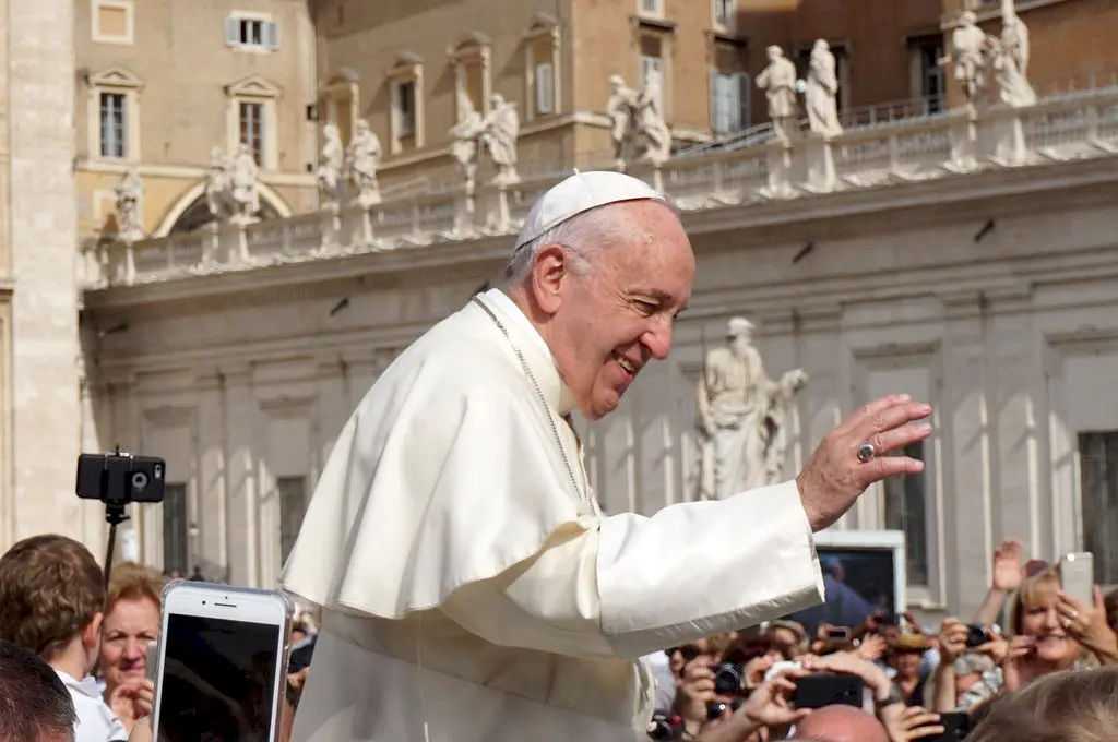 De ce Papa se mai numește și Suveranul Pontif?