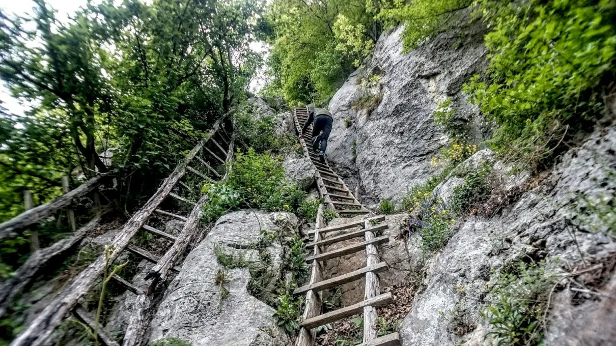 E adevărat că în România există un sat unde localnicii ajung doar cu scara?