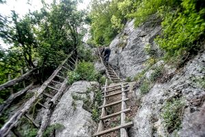 E adevărat că în România există un sat unde localnicii ajung doar cu scara?