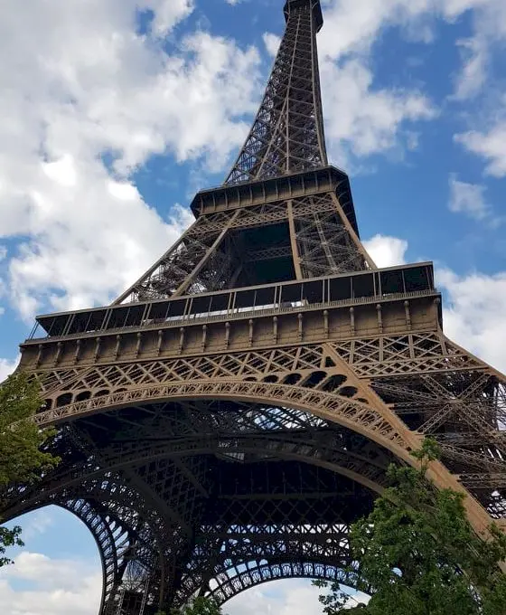 E adevărat că pe perioada verii, Turnul Eiffel este mai mic de înălțime?