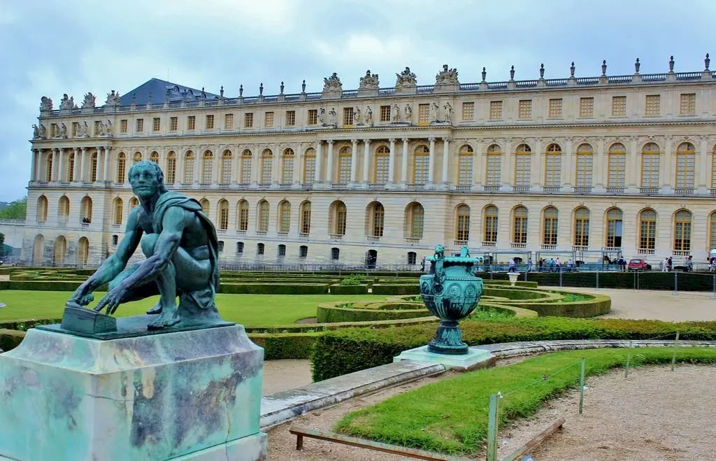 De ce Palatul Versailles a fost construit fără WC-uri?