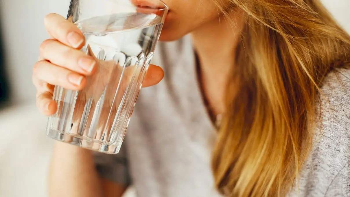 Ce se întâmplă dacă bei dimineața un pahar de apă pe stomacul gol?