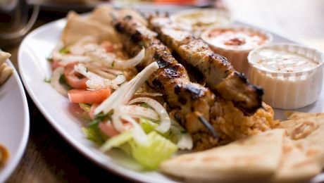 Ce este souvlaki? Din ce este făcut souvlaki?