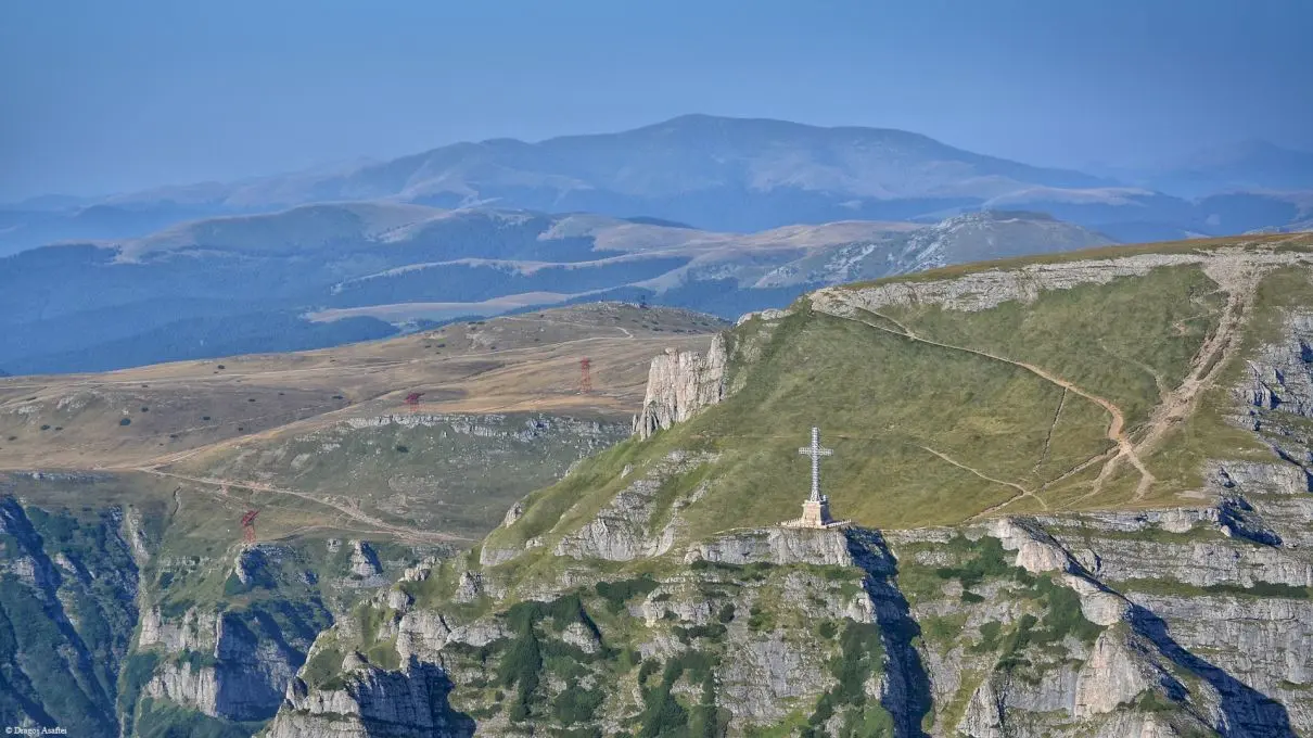 Cum a fost construită Crucea Caraiman pe vârful muntelui?