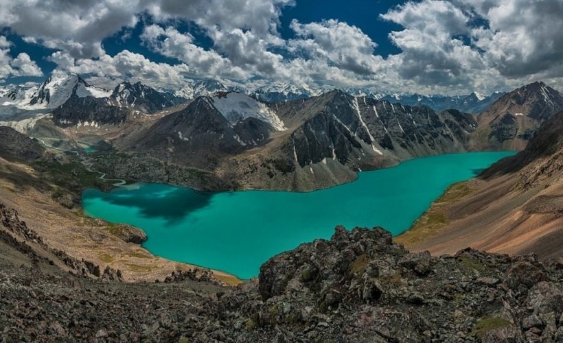 Există un lac care se mișcă cu câteva sute de metri pe an?