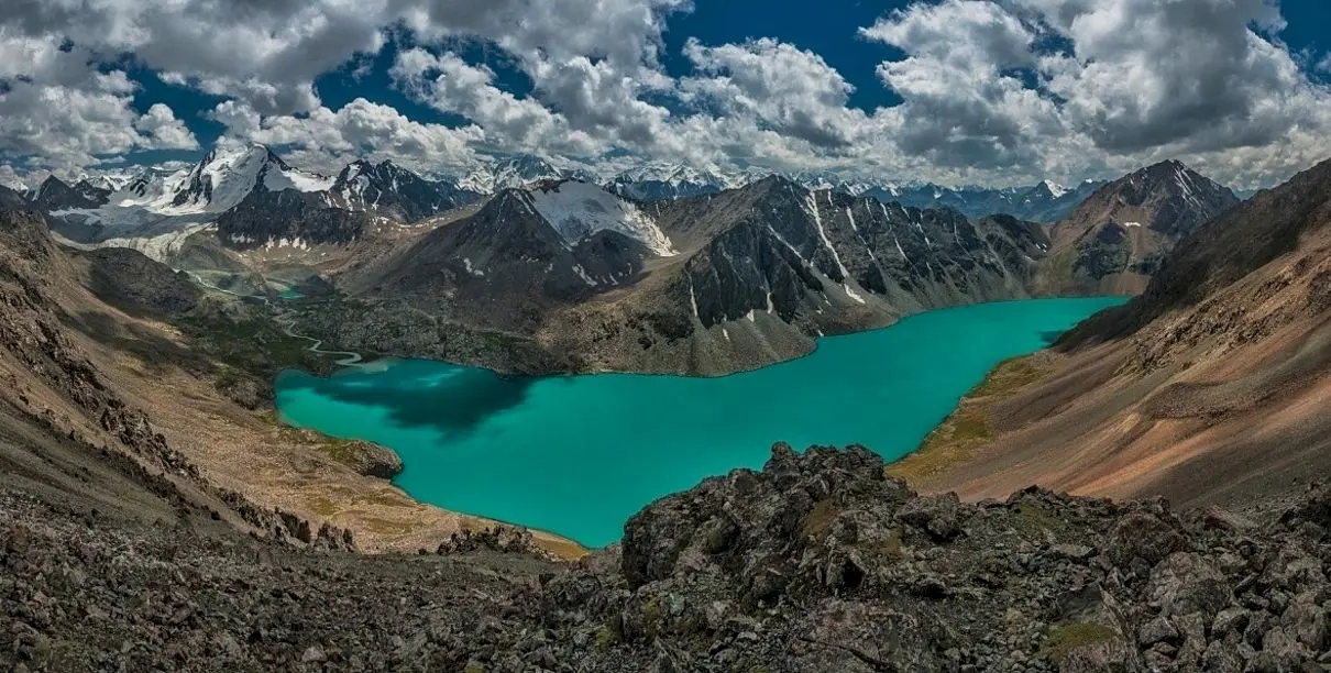 Există un lac care se mișcă cu câteva sute de metri pe an?