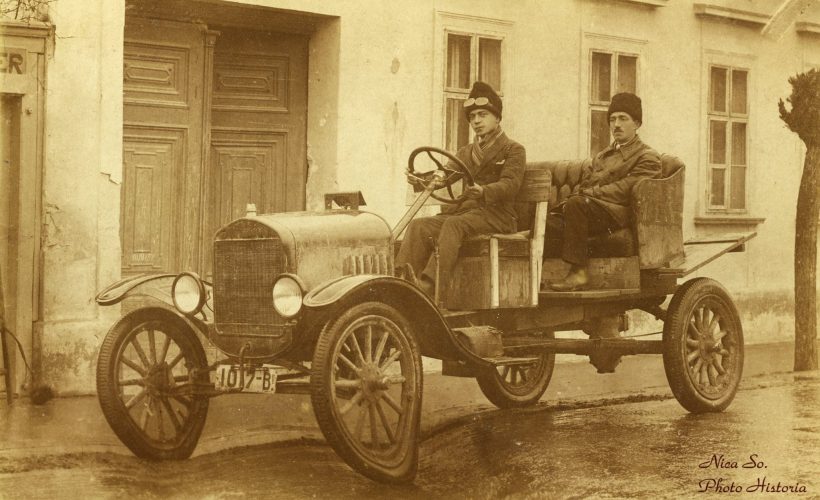 Cum arăta un taxi în București acum 100 de ani? Ce „accesoriu” purta taximetristul?