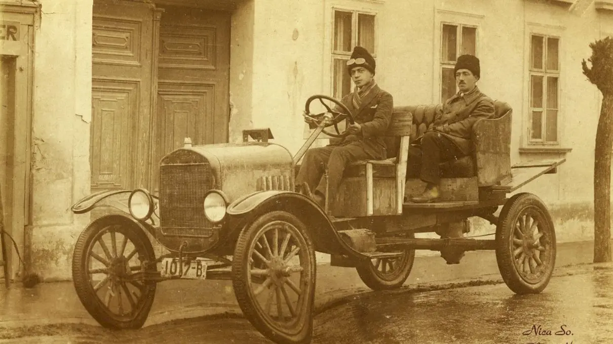 Cum arăta un taxi în București acum 100 de ani? Ce „accesoriu” purta taximetristul?
