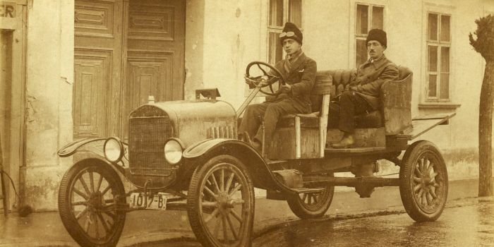Cum arăta un taxi în București acum 100 de ani? Ce „accesoriu” purta taximetristul?