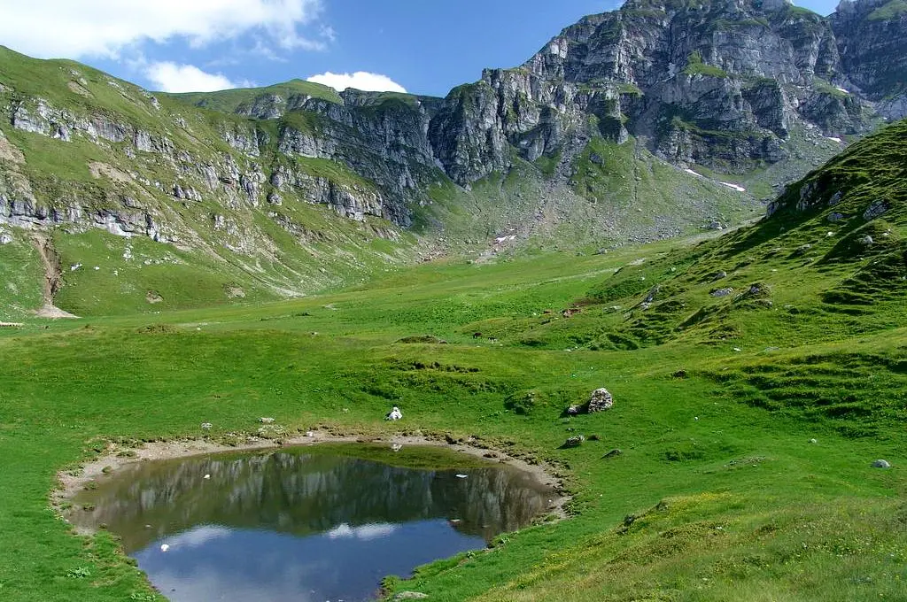 E adevărat că în Munții Bucegi există un lac ce apare când moare un om?