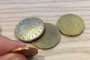 De ce monedele sunt zimțate pe margine?