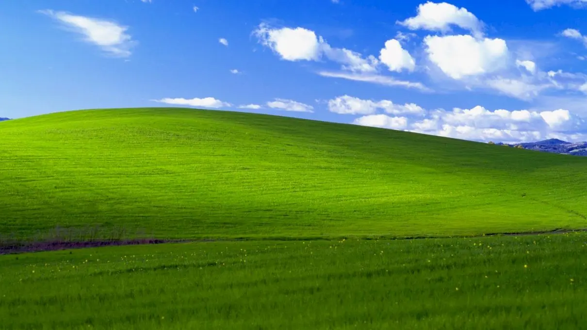 Cum arată astăzi cel mai cunoscut peisaj din lume, fundalul Windows XP? Câți bani a primit fotograful?