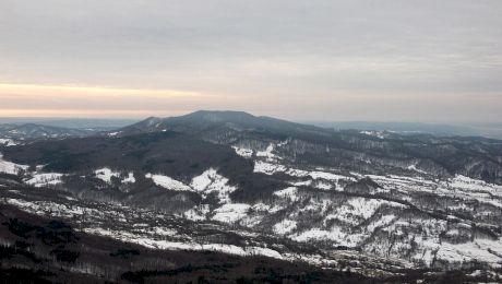 Care este cel mai înalt deal din România și cum arată? De ce nu există pe el așezări omenești?