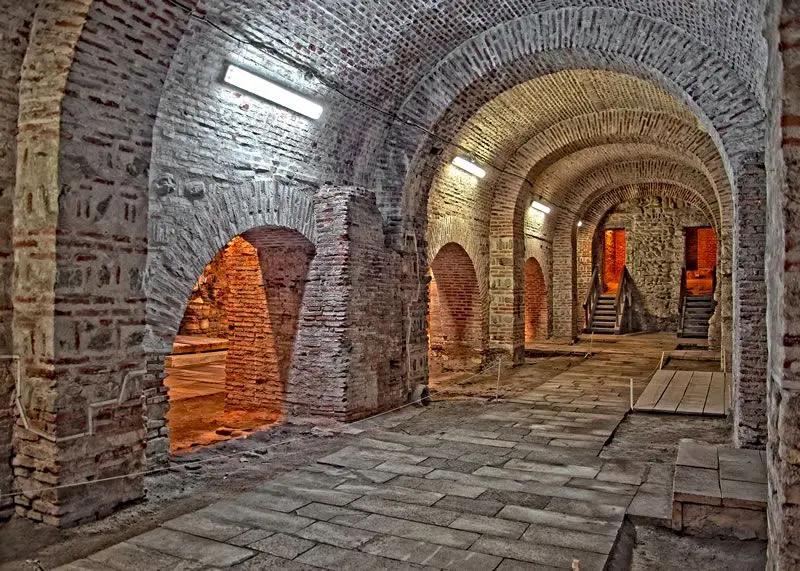 Sunt tuneluri secrete pe sub București? Cum arată acestea?