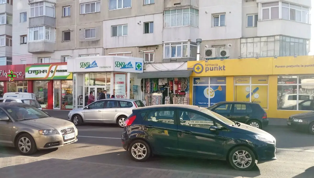 E adevărat că pe strada pe care locuiești poți găsi o farmacie sau o casă de pariuri? Câte farmacii sunt în România?