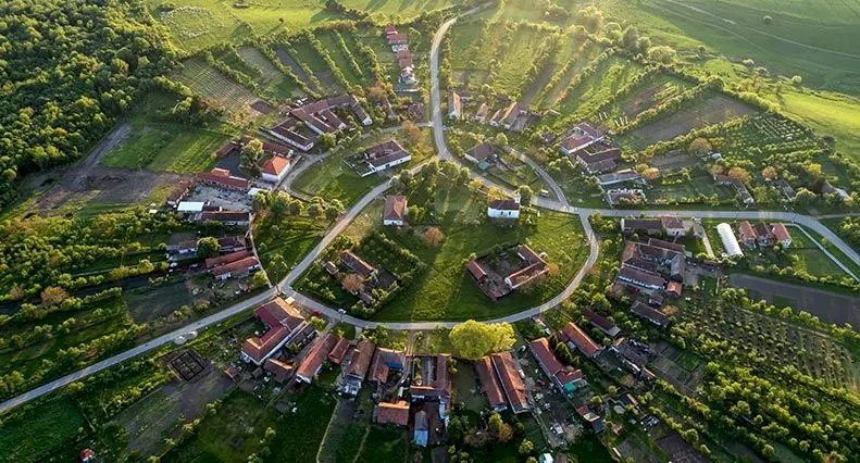 Cum se vede satul rotund românesc Charlottenburg din dronă? De ce casele sunt așezate în formă de cerc?