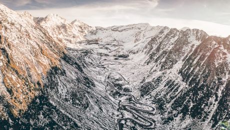 Cine a urcat cu trabantul Transfăgărășanul în plină toamnă în anii ’70 și a fost surprins de avalanșă?