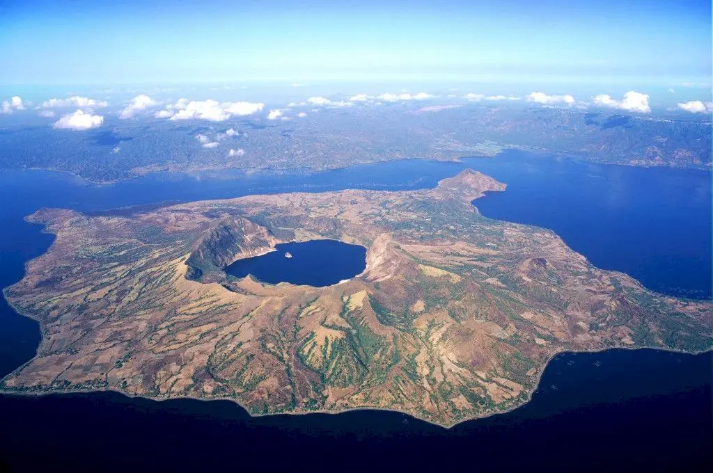 E adevărat că există o insulă cu un lac, ce conține o insulă cu un lac, ce conține o insulă cu… un lac?