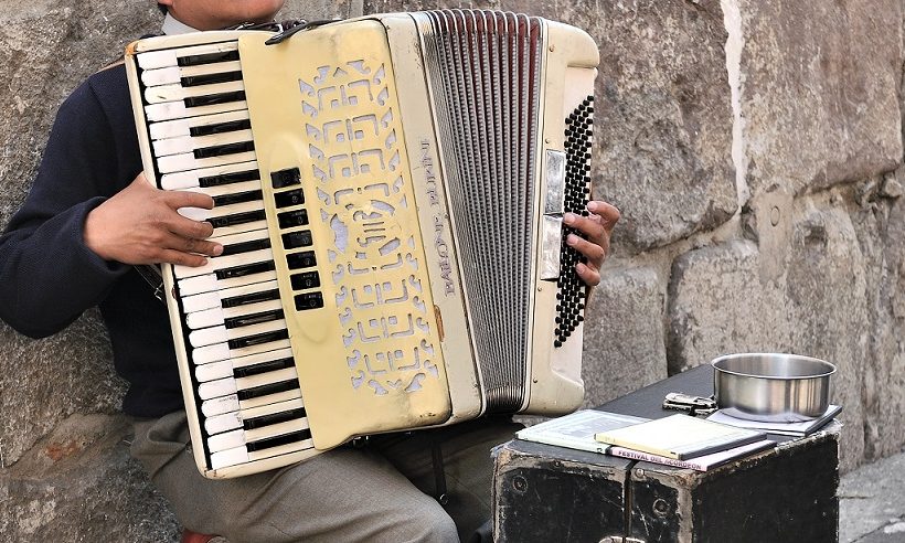 Cum suna prima manea care a fost cântată în România?