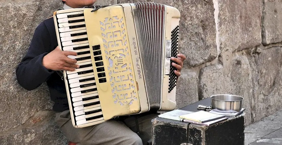 Cum suna prima manea care a fost cântată în România?